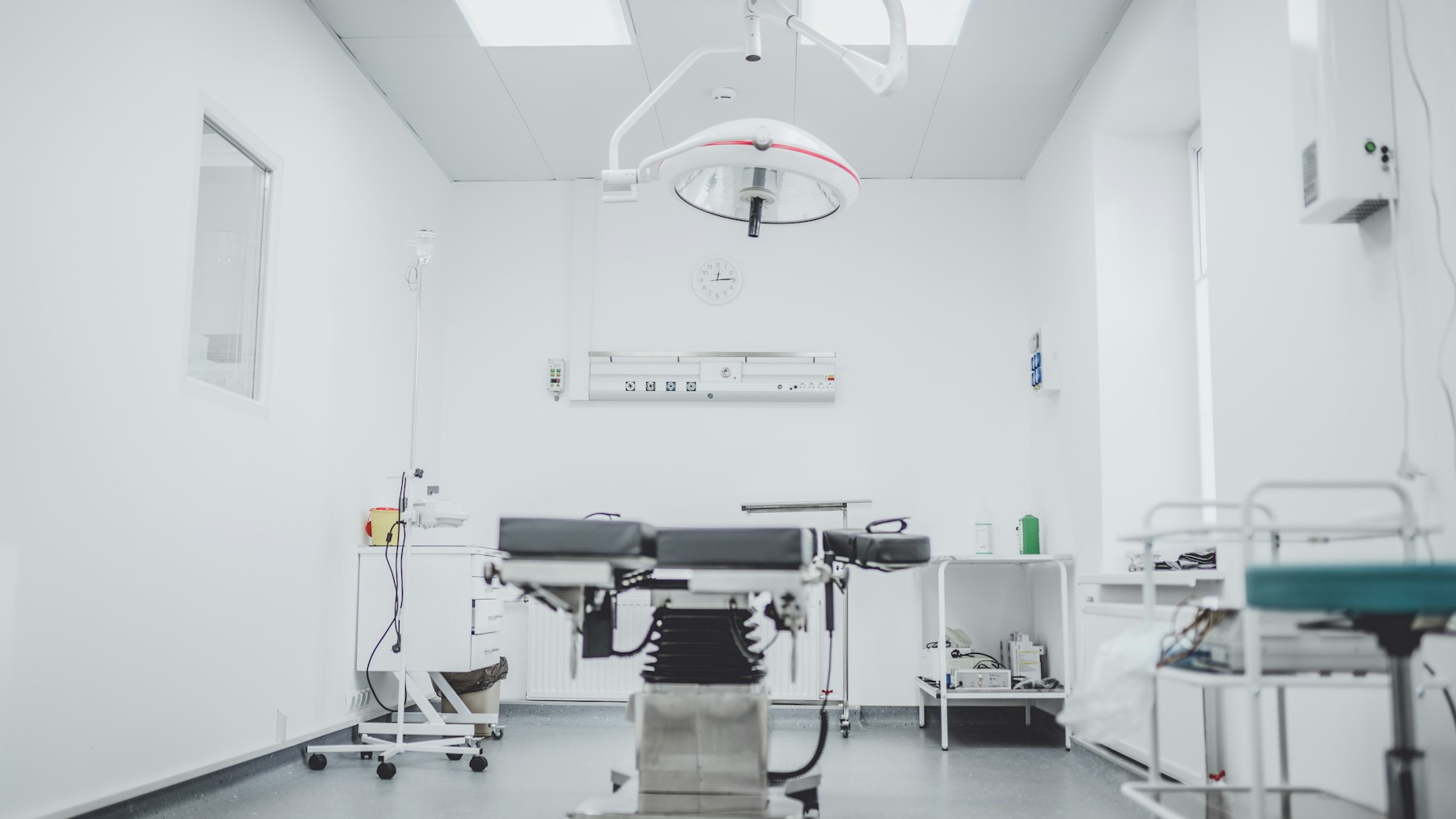 Modern operating suite with surgical table and overhead lights at an outpatient surgery center